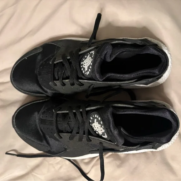 Women’s Nike - Picture 3 of 4